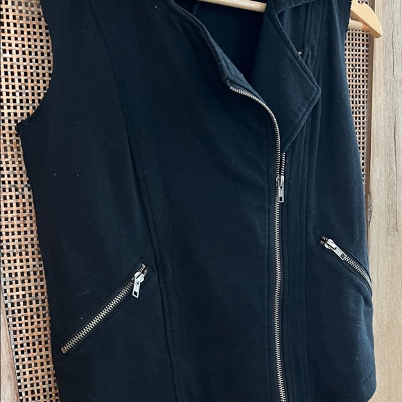 Silence + Noise Black Zip-Up Vest - Picture 2 of 7